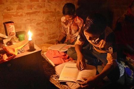 インド「とにかく明かりを」　深刻な電力不足、３億人が電気のない生活