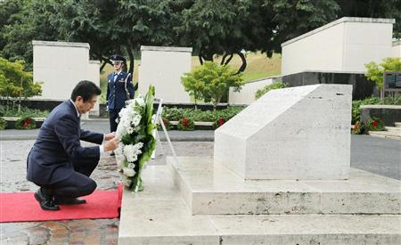 安倍首相、太平洋戦没者に献花　ハワイの米国立墓地やえひめ丸慰霊碑訪問