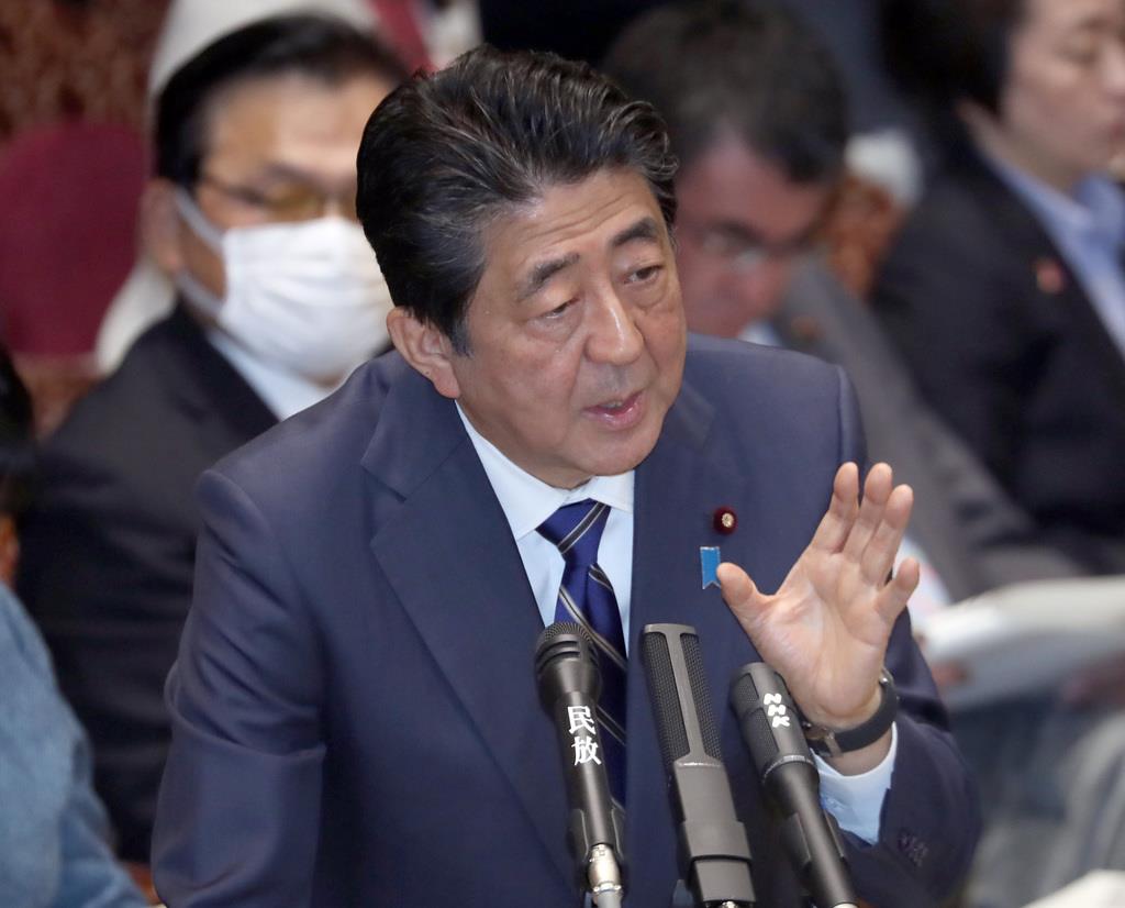 参院予算委員会で答弁を行う安倍晋三首相＝２日午前、国会・参院第１委員会室（春名中撮影）