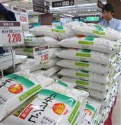 豊作にもかかわらず、店頭価格が高値で推移する１２年産米＝都内のスーパー