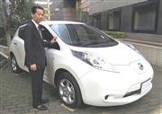 一部改良したＥＶ「リーフ」を説明する日産自動車の西沢正昭常務執行役員＝２０日、東京都港区