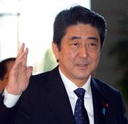 官邸に入った安倍晋三首相＝２７日午前、首相官邸（酒巻俊介撮影）