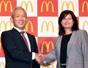 日本マクドナルドの社長を退任した原田泳幸氏（左）と新社長に就いたサラ・カサノバ氏＝２７日、東京都新宿区のホテル