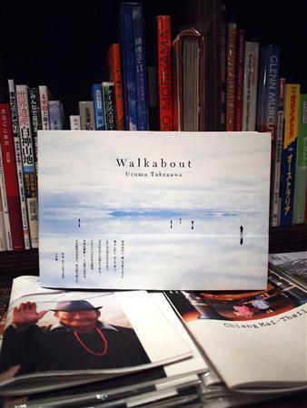 「Ｗａｌｋａｂｏｕｔ」（小学館、３３６０円）は、うるまさんが１０２１日１０３カ国を巡る旅で撮影された３５万点の中から厳選した２８０点を収録する写真集（ＢＯＯＫ２４６提供）