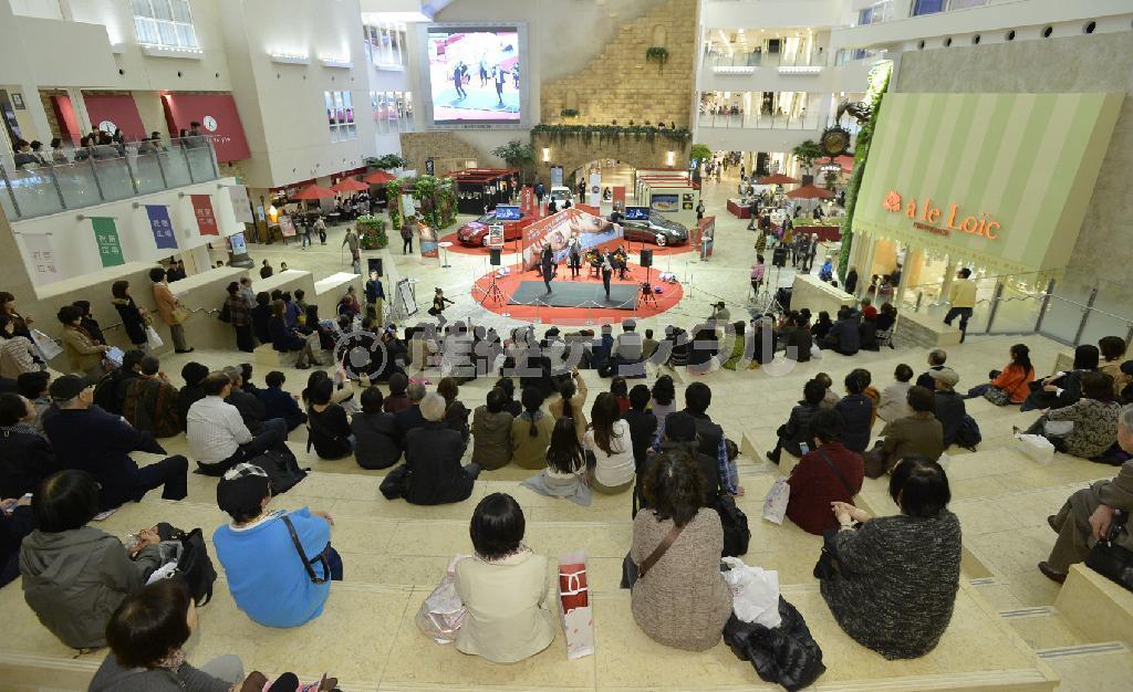 阪急百貨店梅田本店の祝祭広場。多くの人を集めてはいるが…＝大阪市北区（安元雄太撮影）