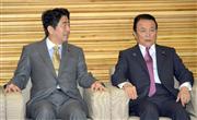 閣議に臨む安倍晋三首相（左）と麻生太郎副総理・財務金融相＝２４日午前、首相官邸（酒巻俊介撮影）