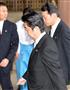 参拝にのぞむ安倍首相（中央）＝２６日午前、靖国神社（三尾郁恵撮影）