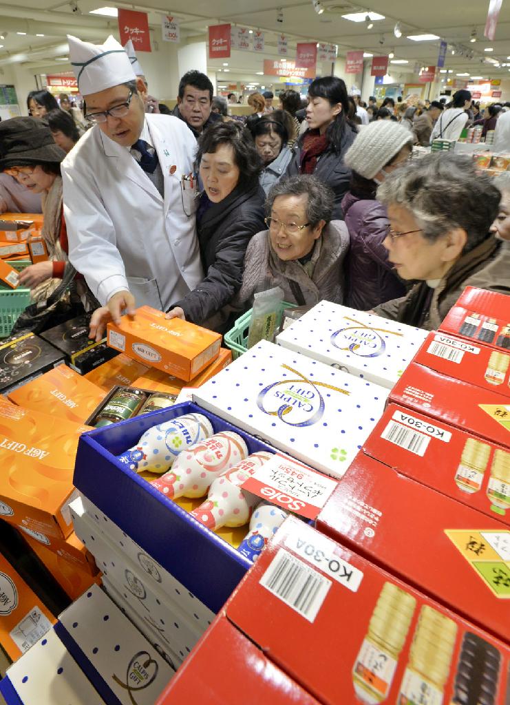 阪神百貨店で始まった食品ギフト解体セール＝８日午前、大阪市北区