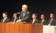 中央委員会であいさつする全トヨタ労連の東正元会長＝１０日午後、宇都宮市