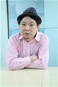 「『僕はこう思う』といえば、宮本（亜門）さんは亜門流で解釈して返してくれる。『分かりました』って妥協すればラクですが、密にコミュニケーションを重ねました」と、放送作家、鈴木おさむさん（津川綾子撮影）