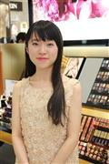 鮮やかなリップと目元の自然なパール感で、春らしさを演出してみよう（今泉有美子撮影）