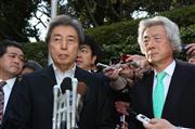 細川護煕元首相（左）と小泉純一郎元首相＝１４日、東京都港区（小野淳一撮影）