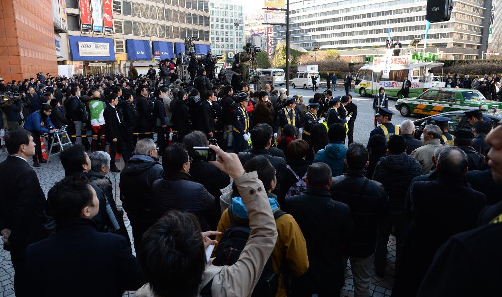 【東京都知事選２０１４】新宿駅前には大勢の人が集まった＝23日午前、東京都新宿区（撮影・大橋純人）