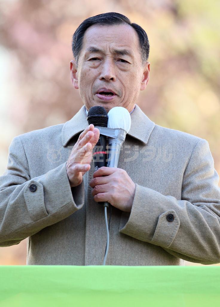 都知事選告示後の第一声街頭演説をする田母神（たもがみ）俊雄氏＝２０１４年１月２３日午前、東京都渋谷区の渋谷駅前（桐原正道撮影）