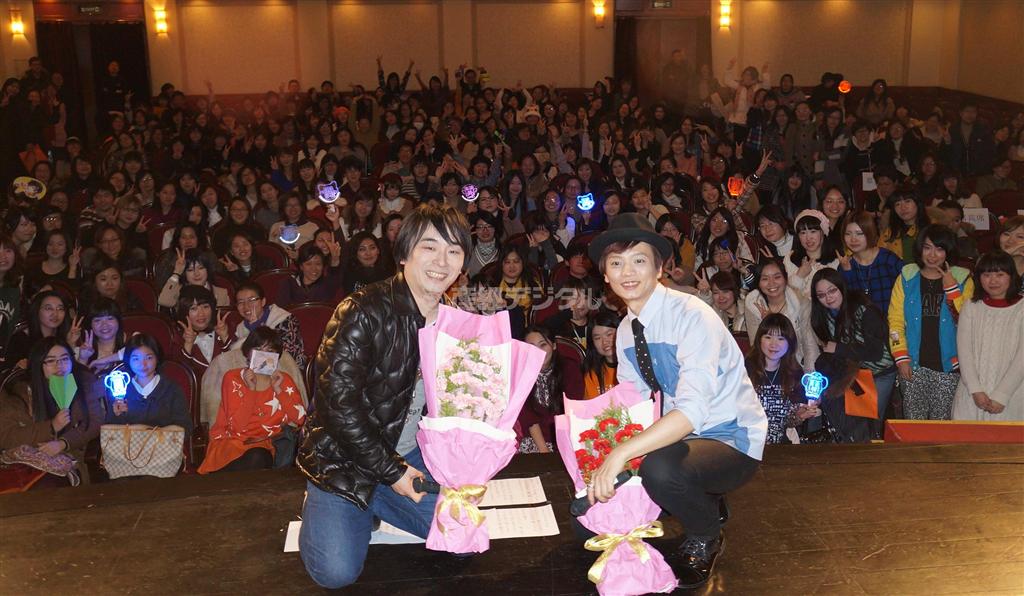 日本の人気アニメ声優を招いたイベント終了後、来場した約２００人のファンと記念撮影する関智一（ともかず）さん（左）と浅沼晋太郎さん＝２０１４年１月２５日、中国・上海市（河崎真澄撮影）