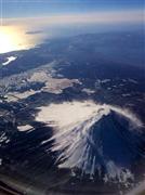 飛行機から撮影した“朝日込み”の富士山のベストショット。テンションが上がりまくりました！＝２０１４年２月１６日（柳家花緑さん撮影）