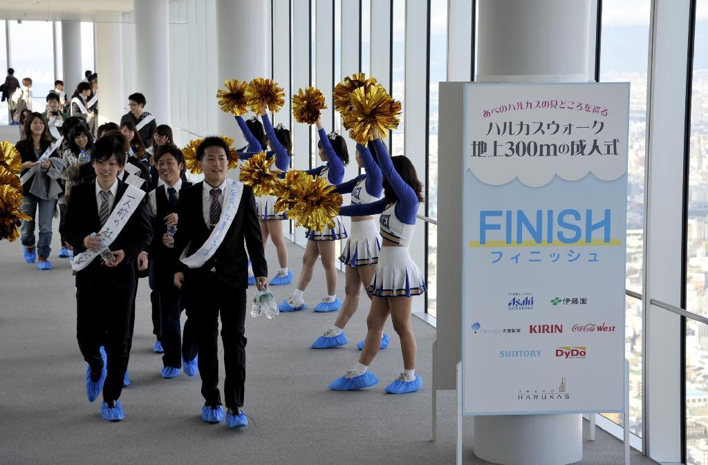 ６０階の展望台に到着した新成人ら＝１月１３日、大阪市阿倍野区（甘利慈撮影）