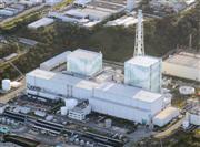 廃炉が決まった東京電力福島第１原発の５号機（左）と６号機