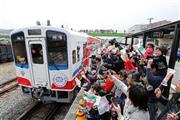 全線で運行が再開された三陸鉄道南リアス線の盛（さかり）駅で、大勢の人に見送られ出発する記念列車＝２０１４年４月５日、岩手県大船渡市（宮崎裕士撮影）