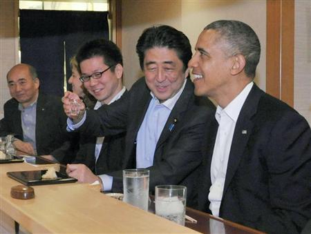 すし店での夕食会で歓談する安倍首相とオバマ米大統領＝２３日夜、東京・銀座（内閣広報室提供）