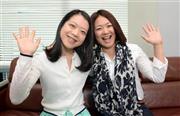 本音を語り合いすっかり打ち解けた鈴木明子さん（左）と佐藤真海（まみ）さん＝２０１４年３月３１日、東京都千代田区（大橋純人撮影）