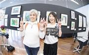 六本木ヒルズｕｍｕでのアート展「つながる。それから？」で展示された作品を前にポーズをとる塗敦子（ぬり・あつこ）さん（左）と一般社団法人「Ｇｅｔ＿ｉｎ＿ｔｏｕｃｈ」理事長の東ちづるさん＝２０１４年５月１０日、東京都港区（山下元気さん撮影）