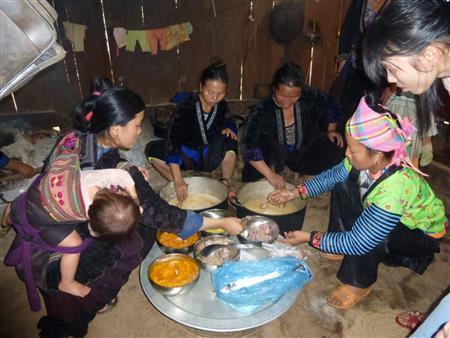 栄養価の高い料理の作り方を学ぶお母さんたち＝２０１４年４月２３日、ベトナム・ディエンビエン省（ワールド・ビジョン・ジャパン撮影）