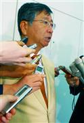 記者団の取材に応じる鶴岡公二ＴＰＰ首席交渉官＝１日午前、羽田空港