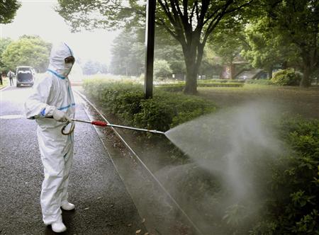 デング熱対策で、殺虫剤をまいて蚊の駆除作業をする作業員＝２８日午後、東京・代々木公園