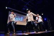 「ＧＡＴＳＢＹ＿ＤＡＮＣＥ＿ＣＯＭＰＥＴＩＴＩＯＮ」で踊る「Ｓ＊＊ｔ＿Ｋｉｎｇｚ」。次回舞台は２０１４年１１月１６日午後６時から世田谷パブリックシアターにて。詳細はｓｈｉｔｋｉｎｇｚ．ｊｐへ＝２０１４年８月３０日、東京都渋谷区の「ＧＲＡＮＤＥ渋谷」（提供写真）