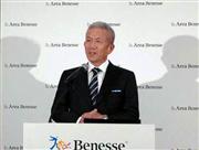 会見するベネッセホールディングスの原田泳幸会長兼社長＝２８日、東京都港区