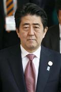 訪問先のオーストラリアで、厳しい表情でホテルを出る安倍晋三首相＝１６日、ブリスベン（共同）