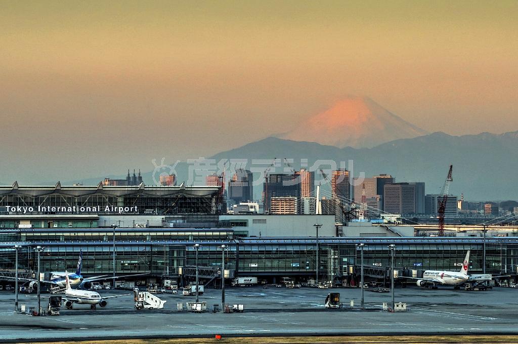 月に数回利用する羽田空港は富士山の写真を撮るベストスポットの一つ。海外の旅客機を見るのも楽しみの一つだ＝２０１４年１月３１日、東京都大田区（唐木英明さん撮影）