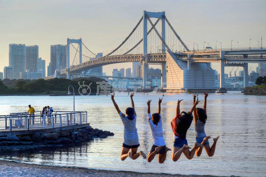 夕日に染まるレインボーブリッジに向かってジャンプする少女たち。散歩の途中で偶然に出会った風景。フェイスブックにアップしたところ、「先生、ねらってたでしょ」。はい、ねらってました＝２０１４年９月１６日、東京都港区のお台場海浜公園（唐木英明さん撮影）