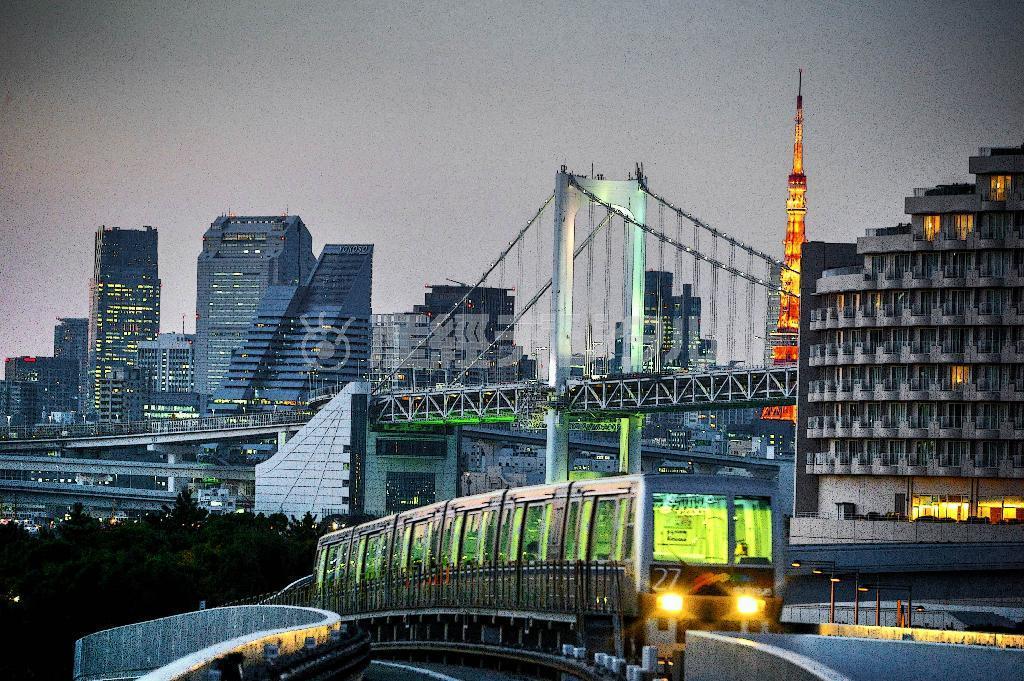 東京タワーとレインボーブリッジとゆりかもめ。この３つが一度に見られるスポットはここだけ＝２０１４年１０月２８日、東京臨海新交通臨海線ゆりかもめの「船の科学館駅－台場駅」（唐木英明さん撮影）