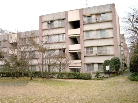 新日鉄興和不動産が建て替えた「横濱紅葉坂レジデンス」（上）と建て替え前＝横浜市西区