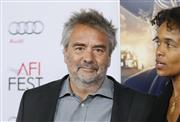 仏映画監督、リュック・ベッソン氏（中央）＝２０１４年１１月１２日、米カリフォルニア州ハリウッド（ロイター）