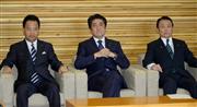 閣議に臨む（左から）甘利明経済再生相、安倍晋三首相、麻生太郎副総理・財務金融相＝２３日午前、首相官邸（酒巻俊介撮影）