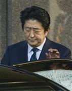 ＮＨＫ番組の出演を終え車に乗り込む安倍晋三（しんぞう）首相。番組内で首相は、湯川遥菜（はるな）さんの殺害場面とする画像について「信憑性は高いと言わざるを得ない」と語った＝２０１５年１月２５日、東京都千代田区（共同）