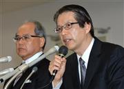 民事再生法の適用を東京地裁に申請し、会見するスカイマークの井手隆司会長（左）と有森正和社長（右）＝２０１５年１月２９日午前、東京都大田区の羽田空港（栗橋隆悦撮影）