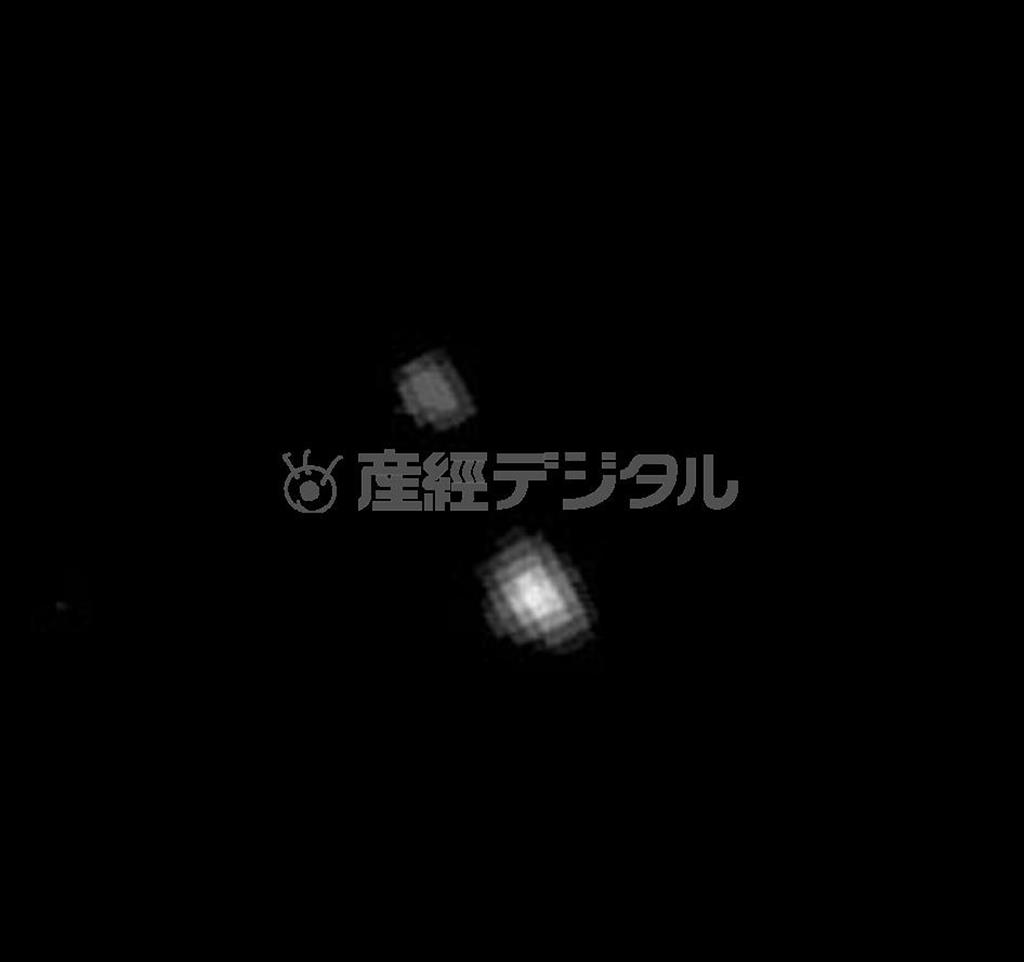 ニューホライズンズが１月末に撮影した冥王星（下の点）と衛星カロン（上の小さな点）の画像（ＮＡＳＡ提供＝共同）