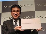 ＶＡＩＯが５月に発売するノート型パソコン「ＶＡＩＯＺ」を手にもつ関取高行社長＝１６日、東京都渋谷区