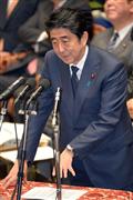 衆院予算委員会で民主党の山井和則氏の質問を前に、日教組関連の答弁について発言する安倍晋三首相＝２３日午前、国会・衆院第１委員室（酒巻俊介撮影）