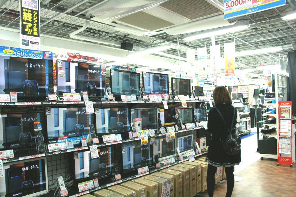 小型テレビなどが並ぶ家電量販店のテレビ売り場。デジアナ放送終了で視聴できなくなり来店した客もいるという＝１９日、東京都豊島区のビックカメラ池袋本店