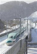 北海道北斗市で速度向上試験を実施する北海道新幹線「Ｈ５系」車両＝２０１４年１２月（共同）