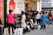 中国人観光客らで賑わう秋葉原＝２０１５年４月２日午後、東京都千代田区（蔵賢斗撮影）