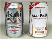 サントリーのノンアルコールビール「オールフリー」（右）とアサヒビールの「ドライゼロ」