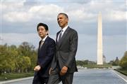 バラク・オバマ大統領（右）とともにリンカーン記念堂を訪れた安倍晋三（しんぞう）首相＝２０１５年４月２７日、米国・首都ワシントン（ロイター）