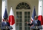 ホワイトハウスで、バラク・オバマ米大統領（右）との共同記者会見にのぞむ訪米中の安倍晋三（しんぞう）首相＝２０１５年４月２８日、米国・首都ワシントン（ロイター）