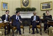 訪米中の安倍晋三（しんぞう）首相（左から２人目）とバラク・オバマ米大統領（右から２人目）の日米首脳会談では、協調ムードを演出＝２０１５年４月２８日、米国・首都ワシントン（ＡＰ）